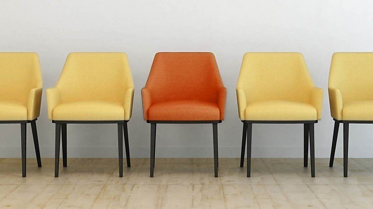 Leere St�hle orange