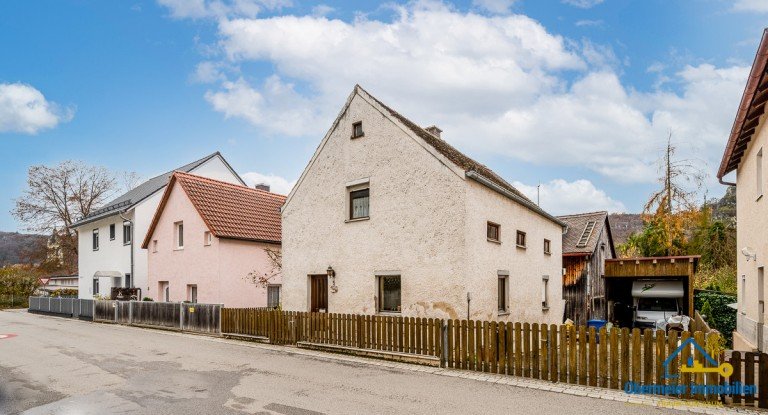 Hausansicht Riedenburg Einfamilienhaus Sanierungsbed�rftiges Einfamilienhaus mit Carport in naturnaher Lage