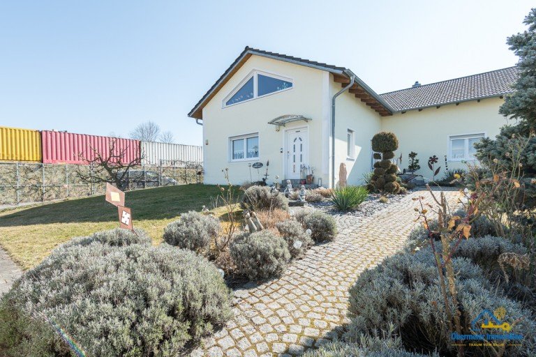 Au�enansicht Wenzenbach Haus Gehobenes Einfamilienhaus mit Gewerbefl�che - direkt bei Regensburg