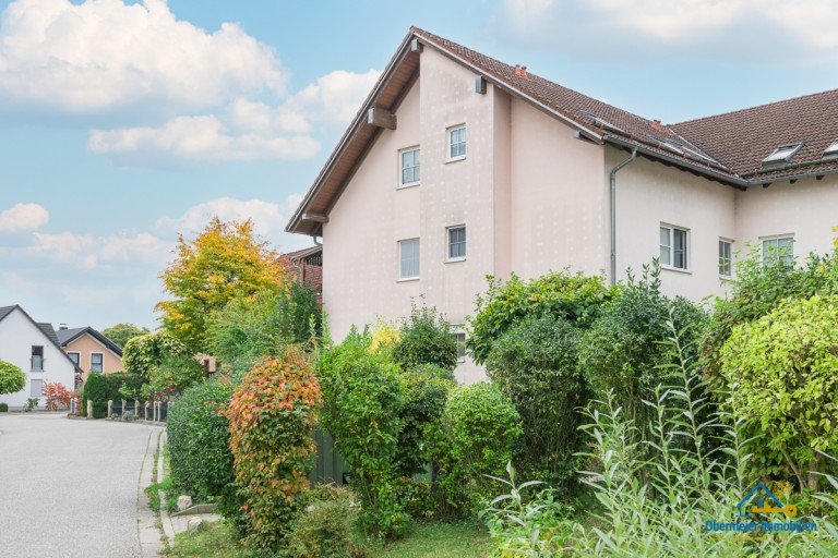 Hausansicht Schierling Dachgeschosswohnung Charmante, modernisierte Dachgeschosswohnung mit eigenem Stellplatz und gro�z�gigem Kellerraum