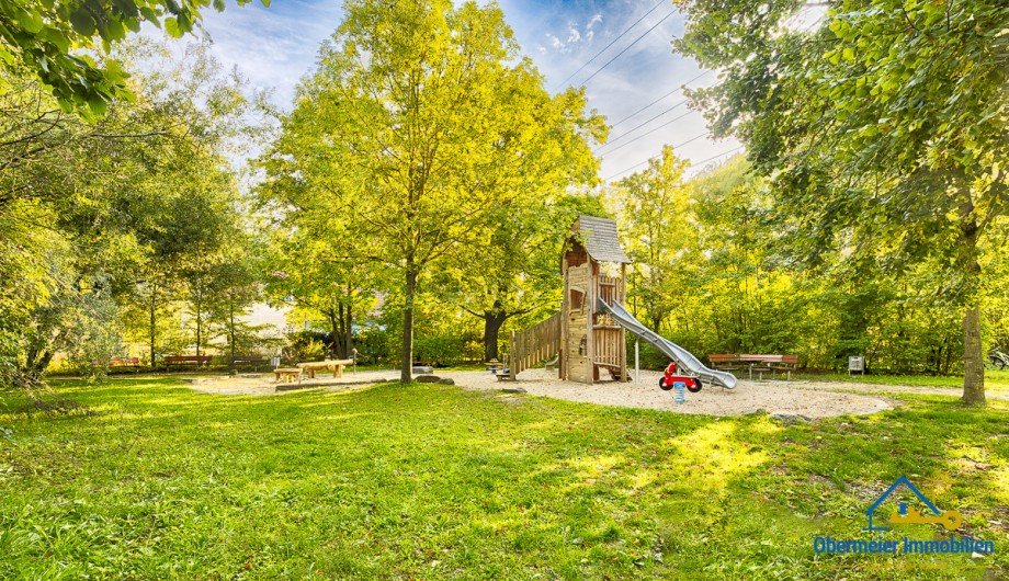 Spielplatz Doppelhaush�lfte Regensburg / Schwabelweis