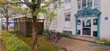 Hausansicht Renovierte 2-Zimmer-Mietwohnung mit Loggia und Duplex-Stellplatz
