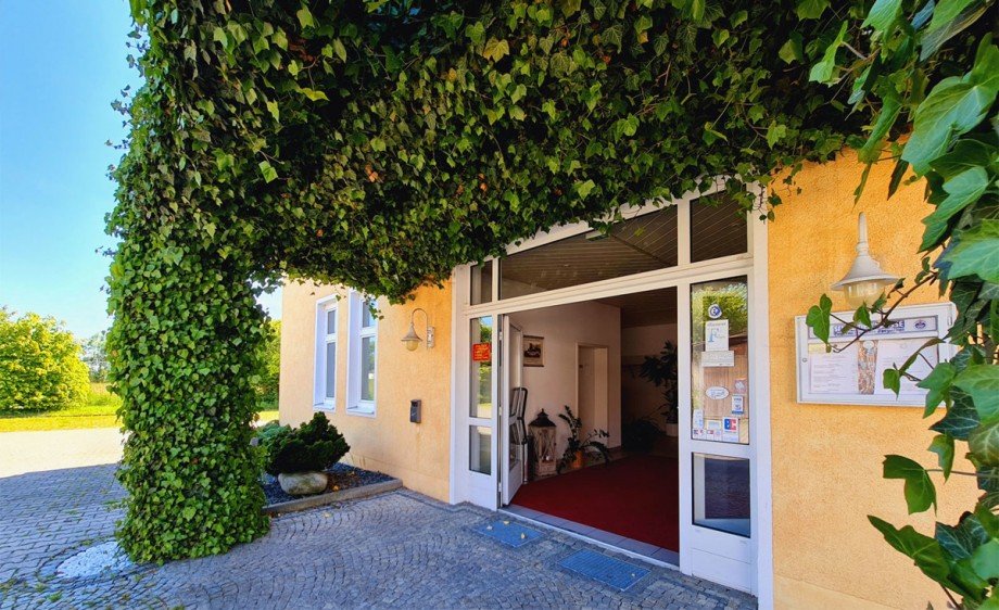 Eingang Gastronomie und Wohnung Abensberg / Sandharlanden