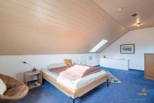 Schlafen DG Liebevoll modernisiertes Zuhause mit idyllischem Garten und Garage im begehrten R-Westen