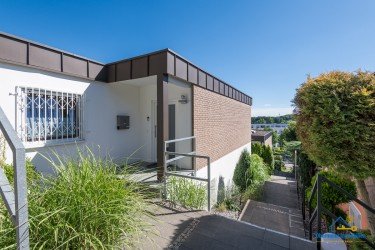 Hauptbild Exklusiver Bungalow am Sallerner Berg: Traumhafter Domblick, Südlage & zwei Garagen