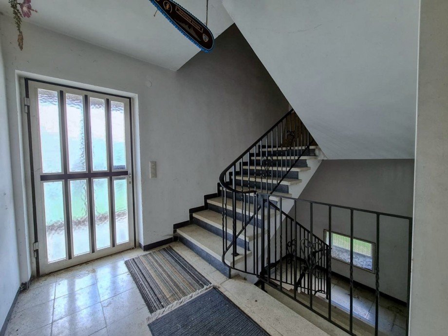 EG Treppenhaus Zweifamilienhaus Regenstauf / Diesenbach