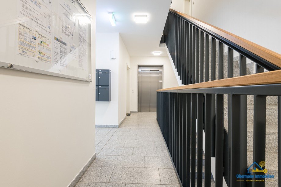 Treppenhaus/Aufzug Etagenwohnung Regensburg