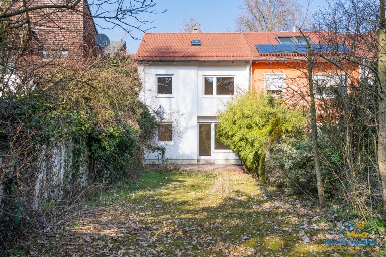 Hausansicht/Garten Regensburg Reihenmittelhaus Familiengl�ck in ruhiger Lage - Reihenhaus mit Garten & Garage in Regensburg-West