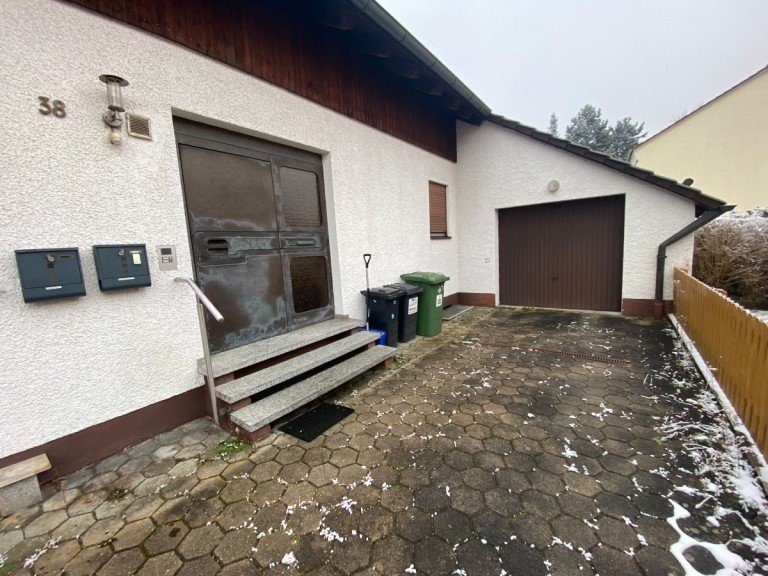 Hausansicht Lappersdorf Erdgeschosswohnung Gro�z�gige Erdgeschosswohnung mit Terrasse und Garten in Lappersdorf