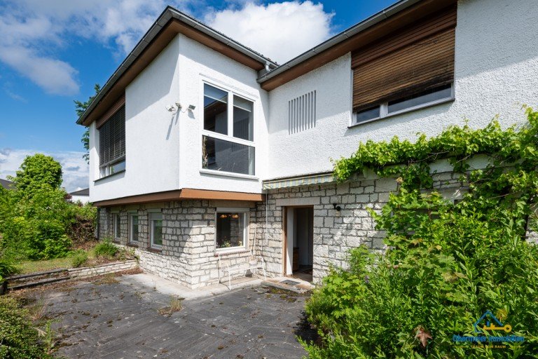 xHausansicht Altmannstein Bungalow Attraktiver Winkelbungalow mit Einliegerwohnung, Pool und weitl�ufigem Garten