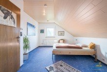 Schlafen DG Liebevoll modernisiertes Zuhause mit idyllischem Garten und Garage im begehrten R-Westen