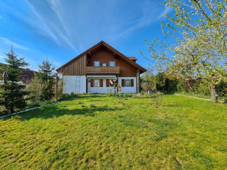 Hausansicht Langquaid Einfamilienhaus Idyllisches und sehr gepflegtes Einfamilienhaus mit Garten und Doppelgarage
