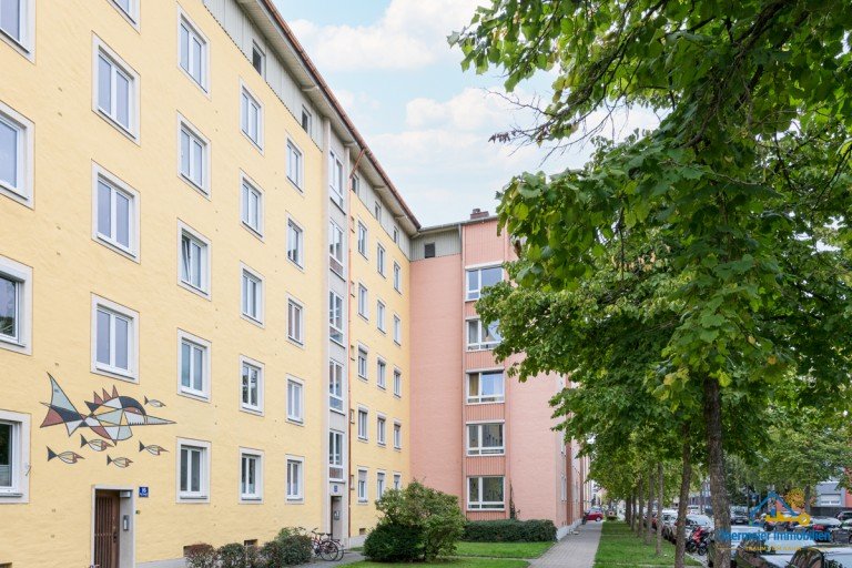 xHausansicht Regensburg Etagenwohnung Komplett saniert: Traumhafte 3-Zi.-Eigentumswohnung mit Loggia, Garage und Garten