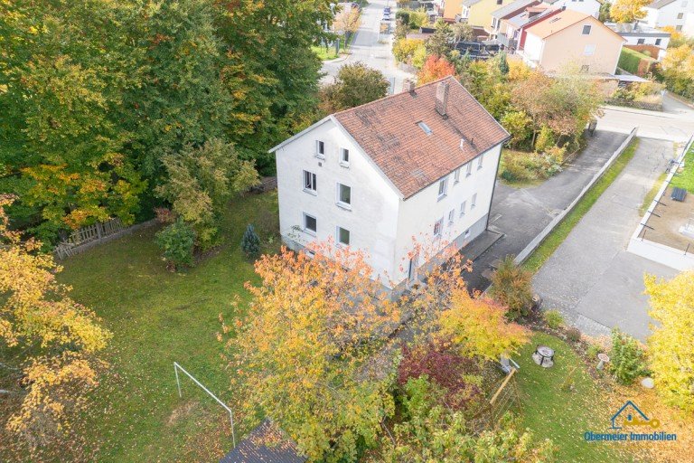 Hausansicht Lappersdorf - Kareth Zweifamilienhaus Gro�z�giges Zweifamilienhaus mit Doppelgarage und weitl�ufigem Garten in N�he zu Regensburg