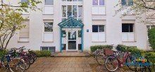 Hausansicht Renovierte 2-Zimmer-Mietwohnung mit Loggia und Duplex-Stellplatz