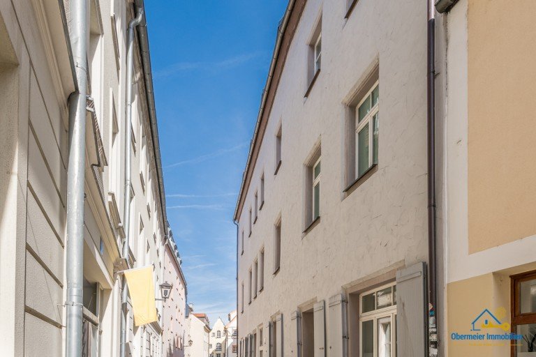 Hausansicht Regensburg Etagenwohnung Stilvolle 3-Zimmer-Wohnung mit Loggia und Aufzug im Herzen der Regensburger Altstadt