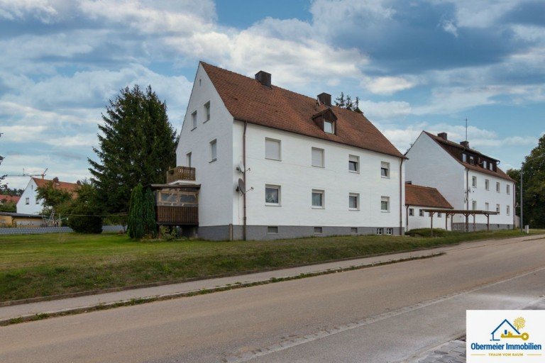 Au�enansicht Stra�e Wackersdorf Mehrfamilienhaus Top-Immobilie f�r Kapitalanleger in Wackersdorf mit 2 Mehrfamilienh�user und gro�em Grund