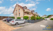 1,25 % inkl. MwSt. des Kaufpreises nach notarieller Beurkundung. Elegante 3-Zimmer-Wohnung mit Aufzug, Balkon und edler Innenausstattung