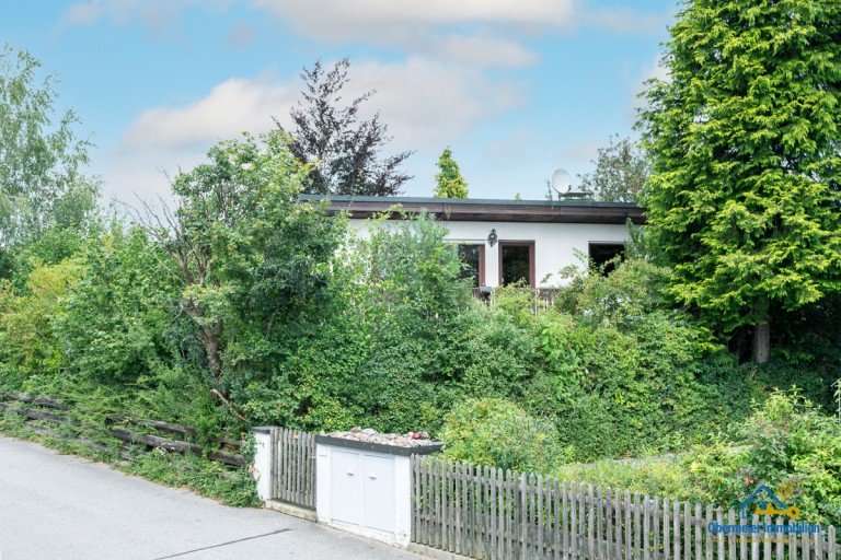 Hausansicht Lappersdorf Einfamilienhaus Naturidylle auf zwei Ebenen: Ger�umiger Bungalow mit gro�em Garten und Garage